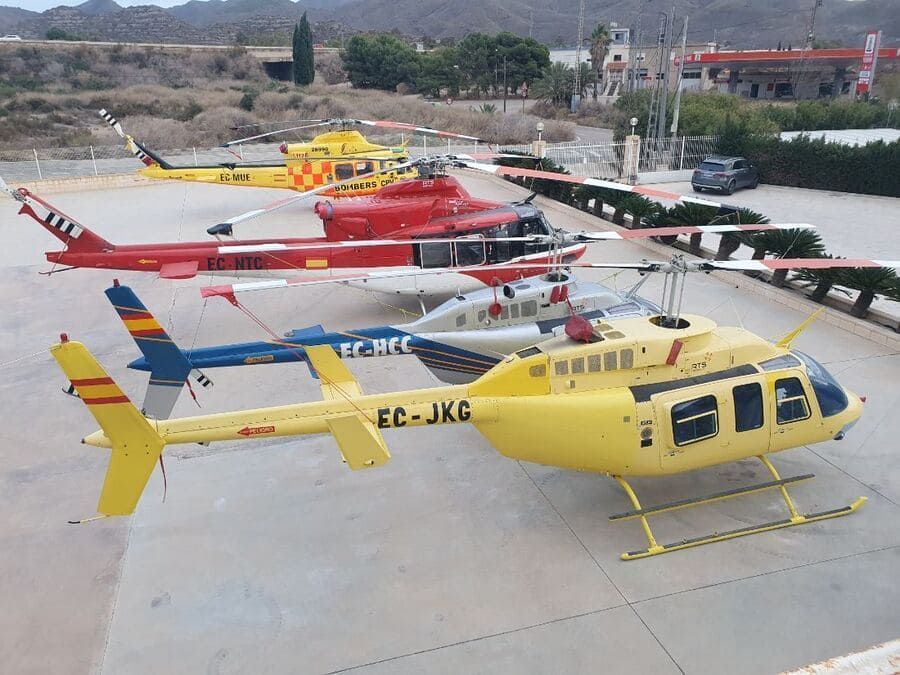 Un helicóptero amarillo con ec-jkg escrito en el costado
