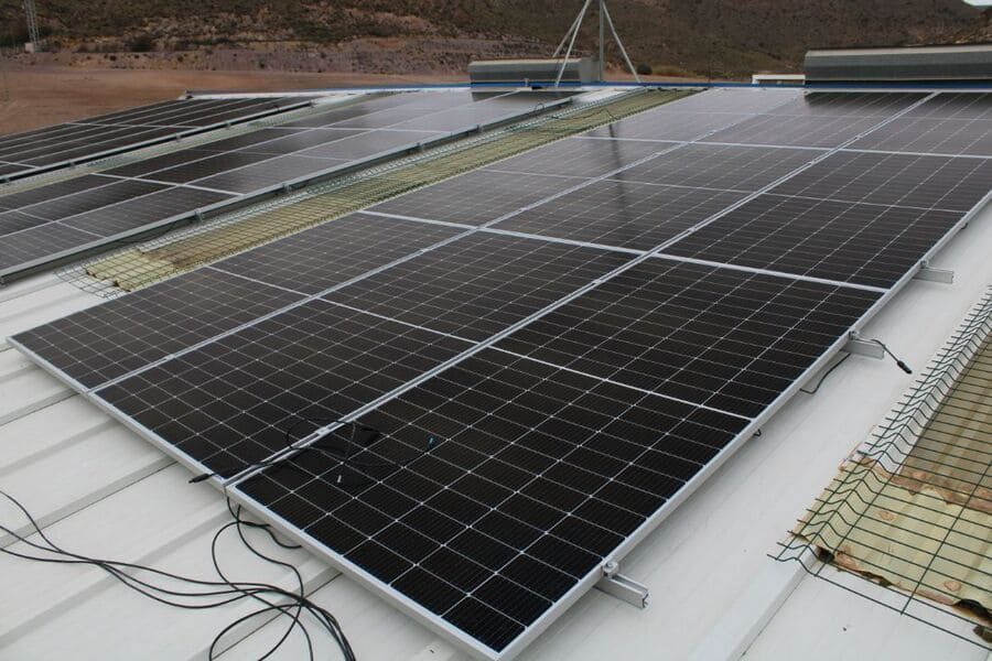 Un techo con muchos paneles solares.