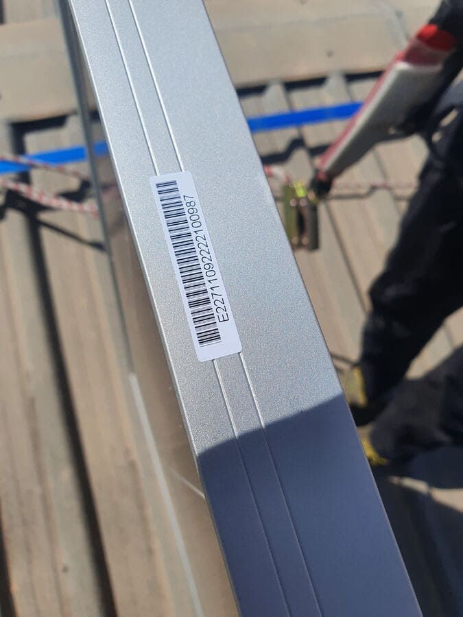 Un primer plano de una barra de metal con un código de barras.