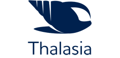 El logotipo de Thalassa es una ballena azul con cola blanca.