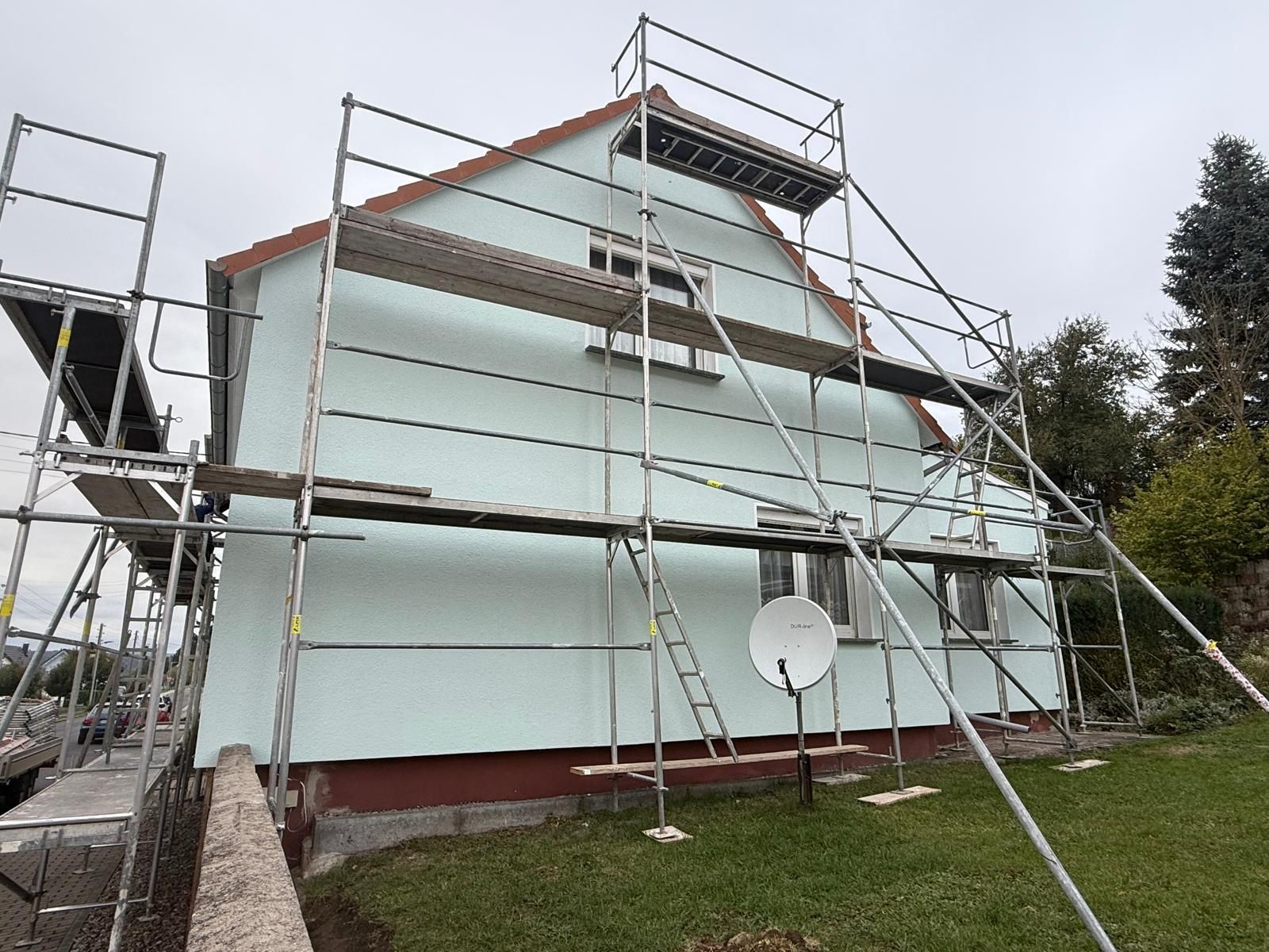 Baustelle Neubau mit Gerüst