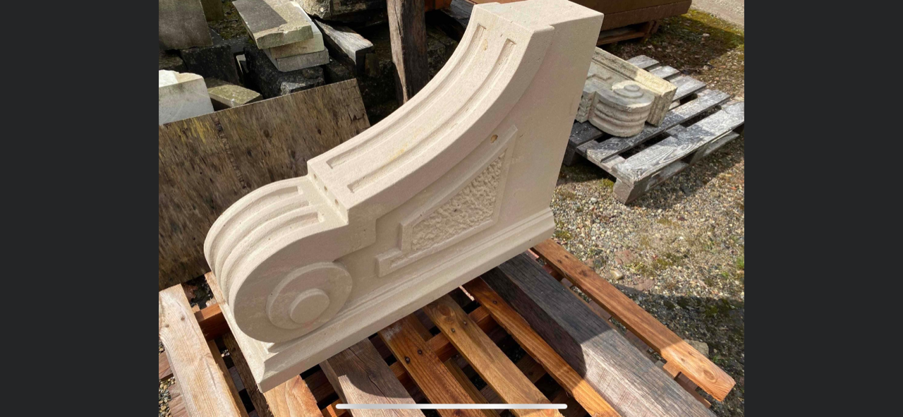 Une sculpture ouvragée en pierre naturelle