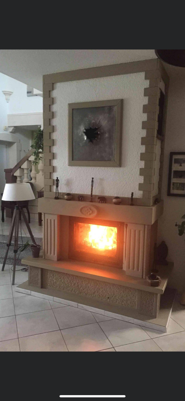 Une cheminée en pierre sculptée