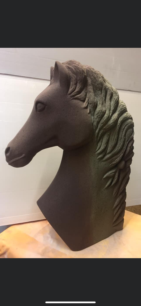 Une tête de cheval sculptée