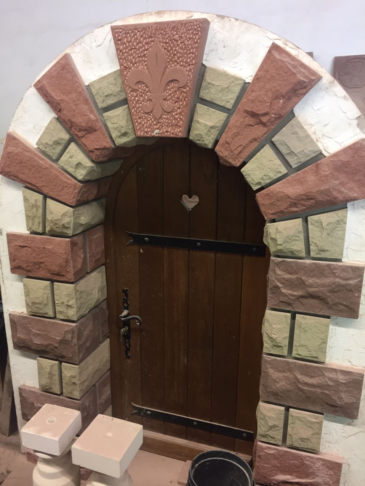 Une porte décorée avec des pierres taillées