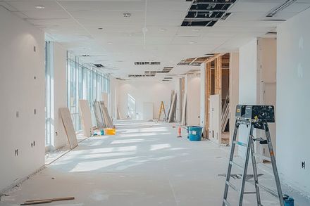 Un bâtiment vide en construction avec une échelle au milieu.