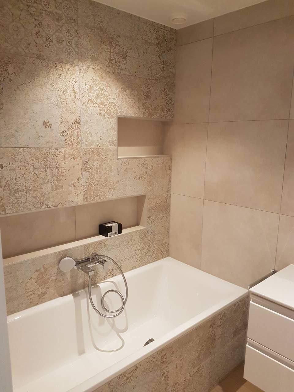 Une salle de bain avec une baignoire et un lavabo