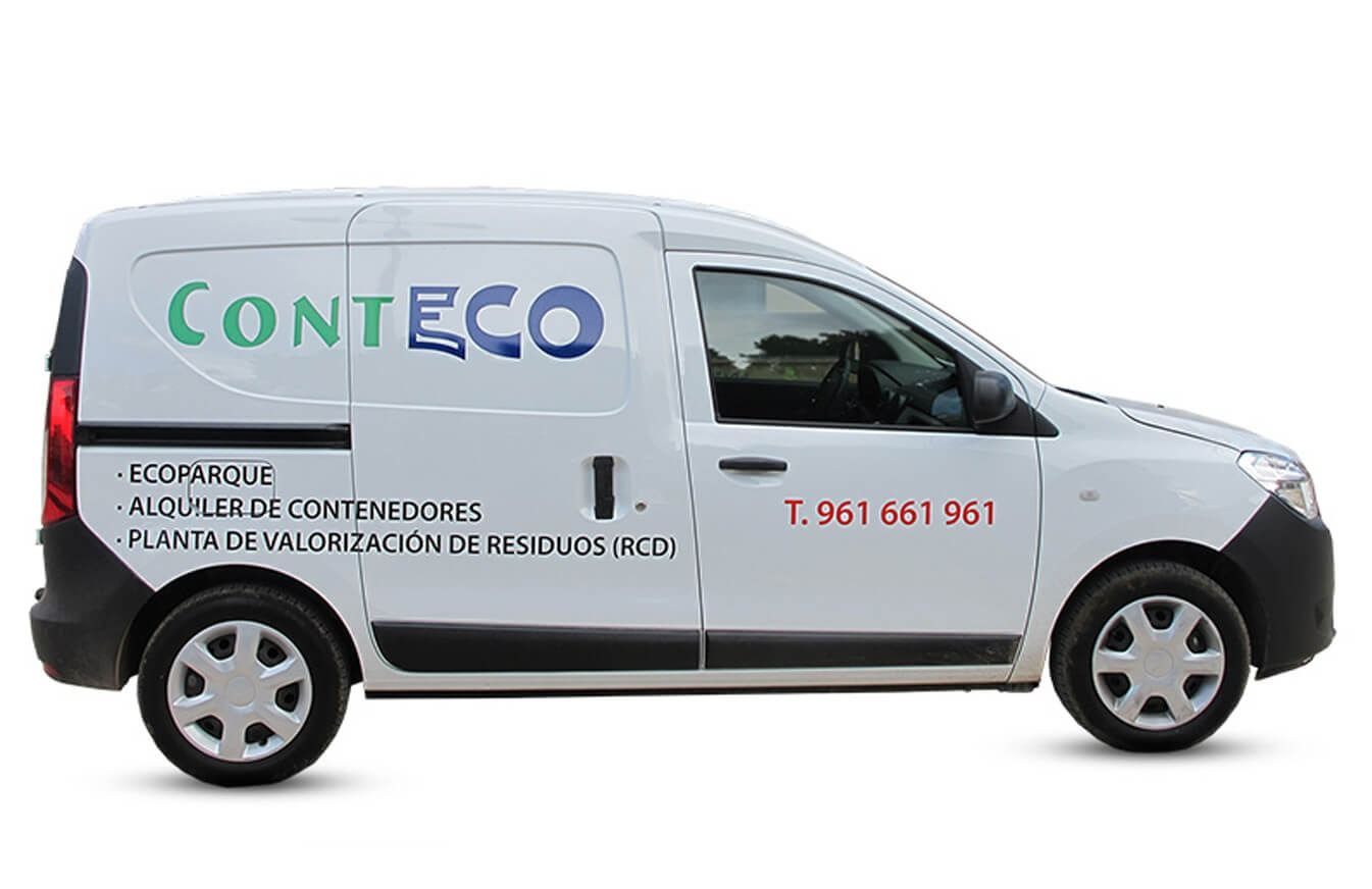Furgoneta Conteco blanca con logotipo y texto en verde, estacionada al aire libre.