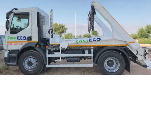 Camión Conteco blanco con elevador de gancho estacionado sobre la acera, entorno exterior soleado.