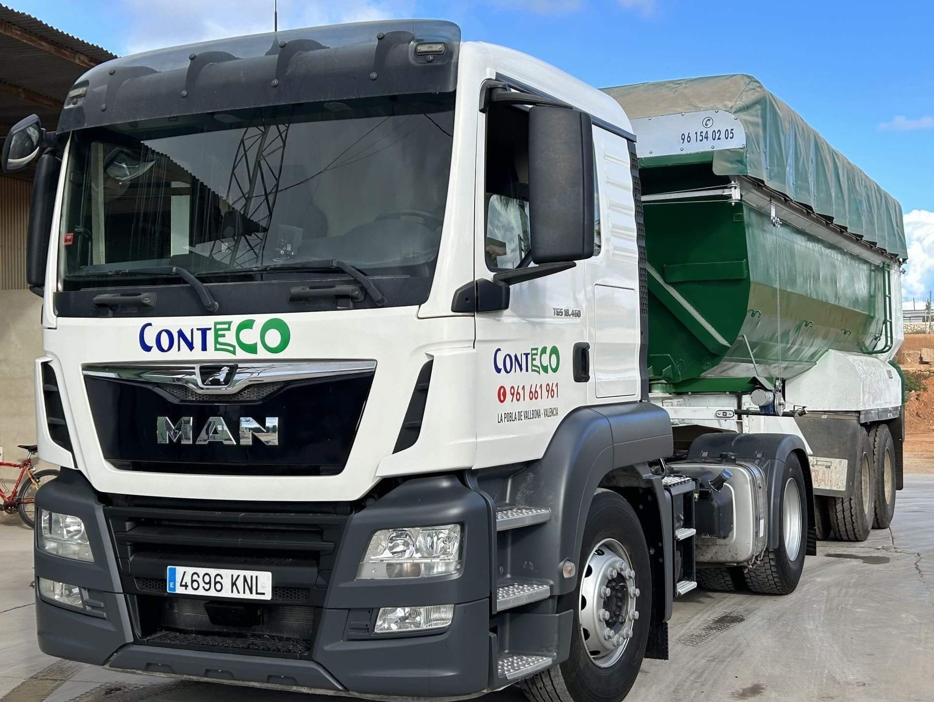 Camión MAN blanco con remolque verde, logotipo CONTECO en el lateral, matrícula 4895 KNL.
