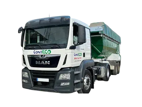 Camión CONTECO MAN blanco y negro con remolque verde.