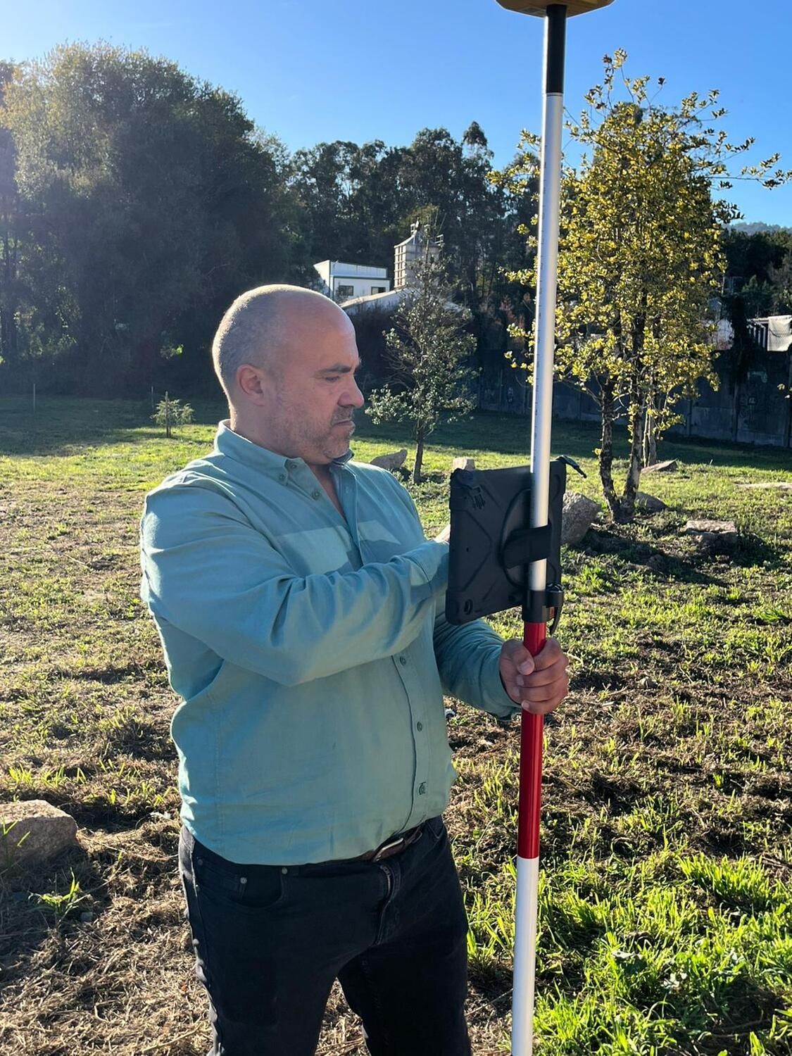 Un topógrafo utilizando un GPS topográfico