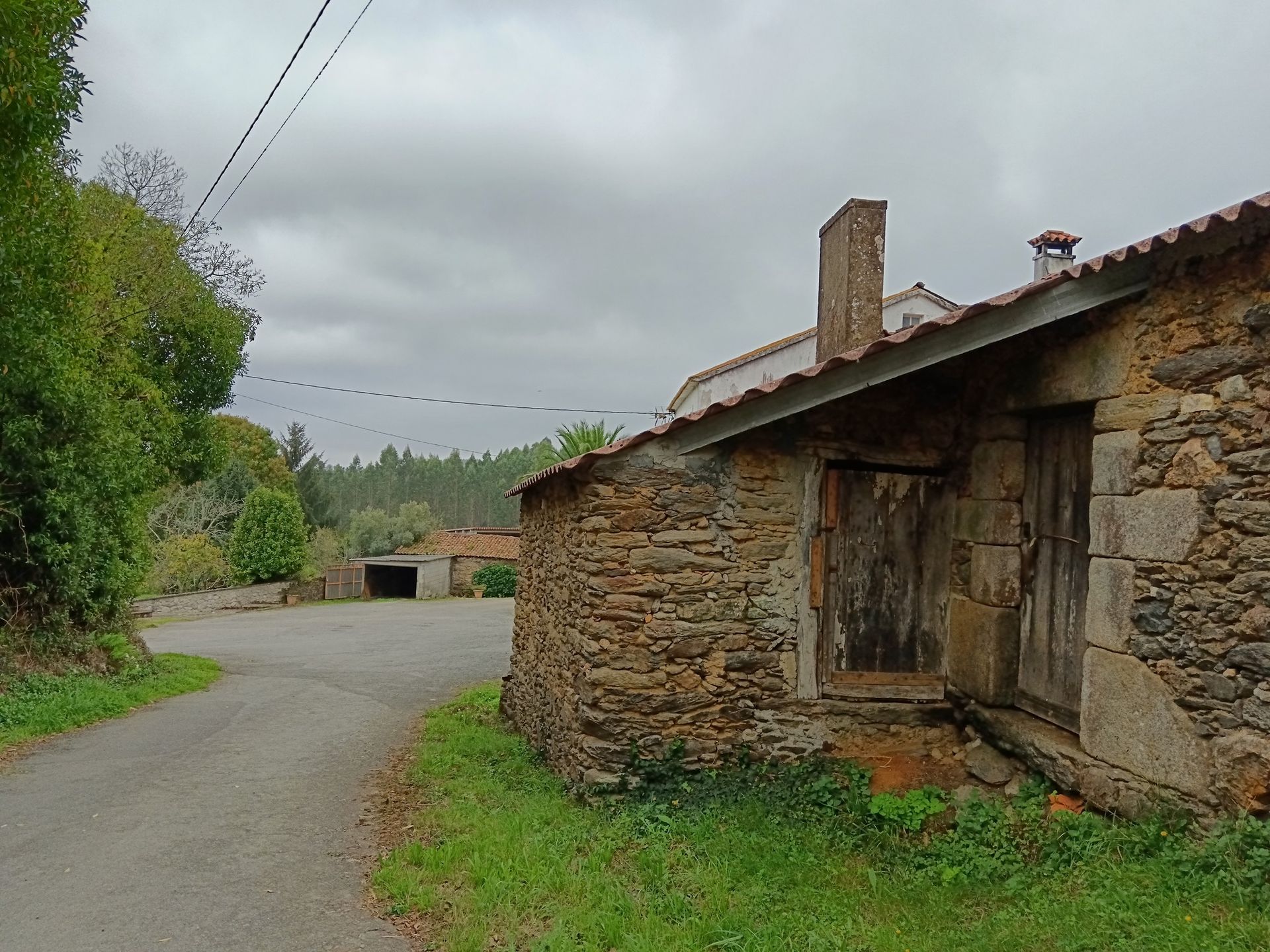 Dos tractores arando un campo marrón bajo un cielo azul con nubes blancas; día soleado.