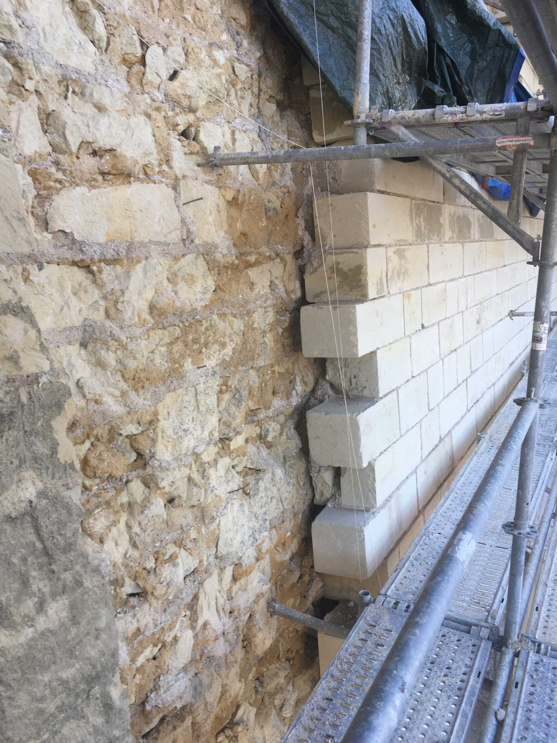 Château de Saumur - remontage du parement du rempart