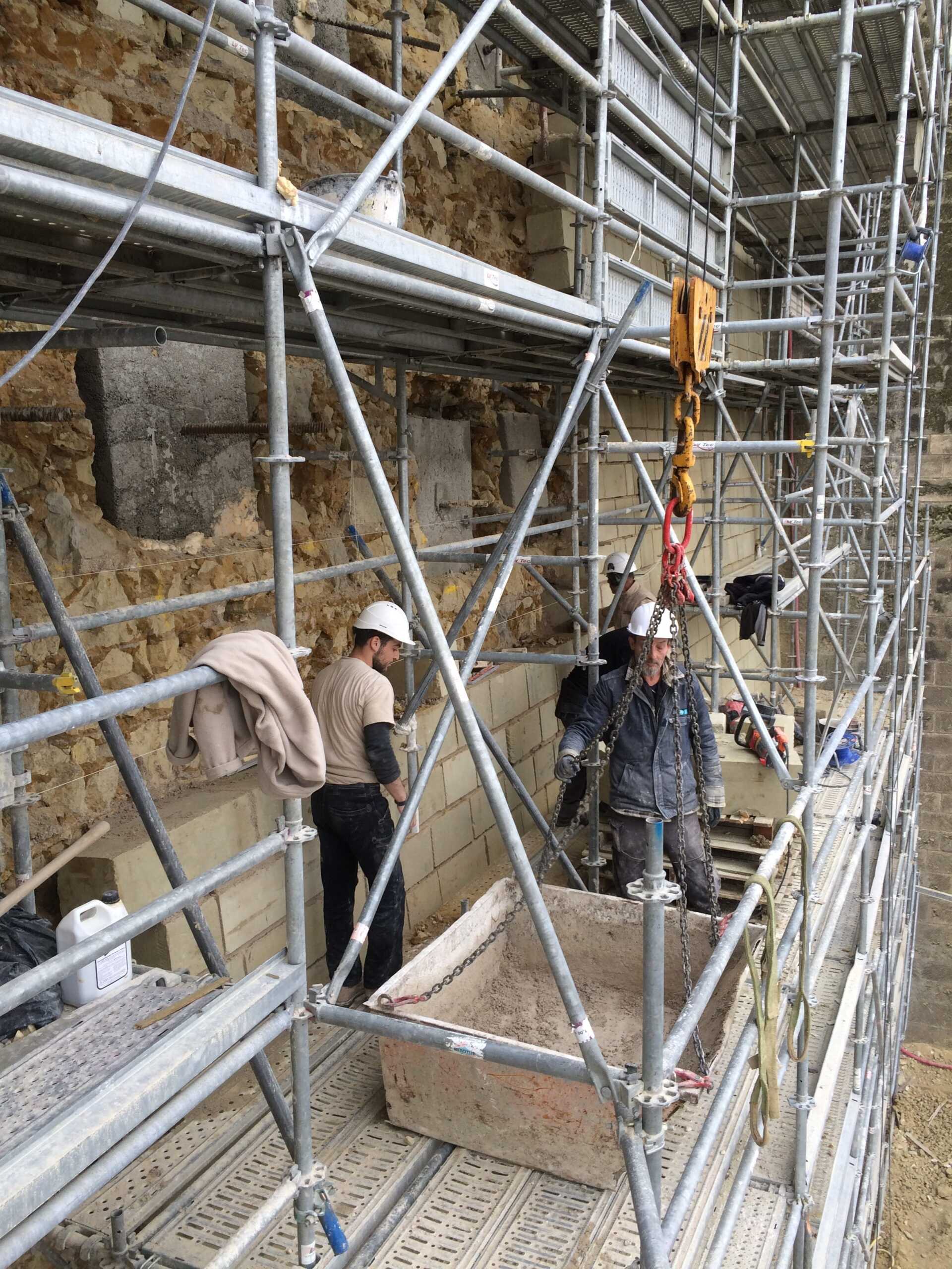 Château de Saumur - remontage du parement du rempart