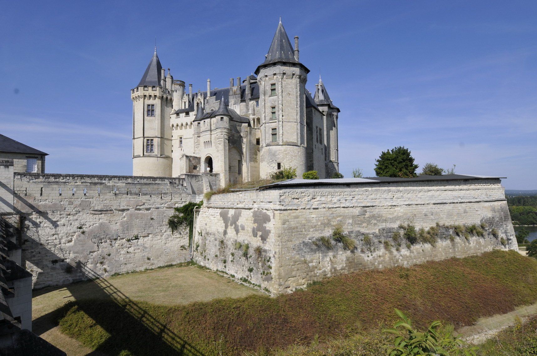 Le château de Saumur, vue générale de la façade Sud-Est en 2010