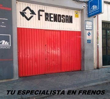 Puerta de garaje roja y blanca con el letrero 