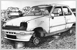 Un coche blanco destrozado en un desguace, sin ruedas, con otros coches al fondo.