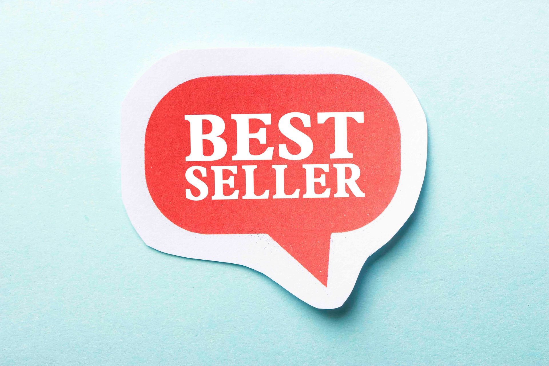 Rote Sprechblase mit der Aufschrift „Bestseller“ auf hellblauem Hintergrund.