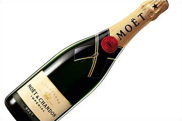 Flasche Moët & Chandon Imperial Champagner, grünes Glas, Etikett mit Goldfolie, rotem Wachssiegel und Markennamen.