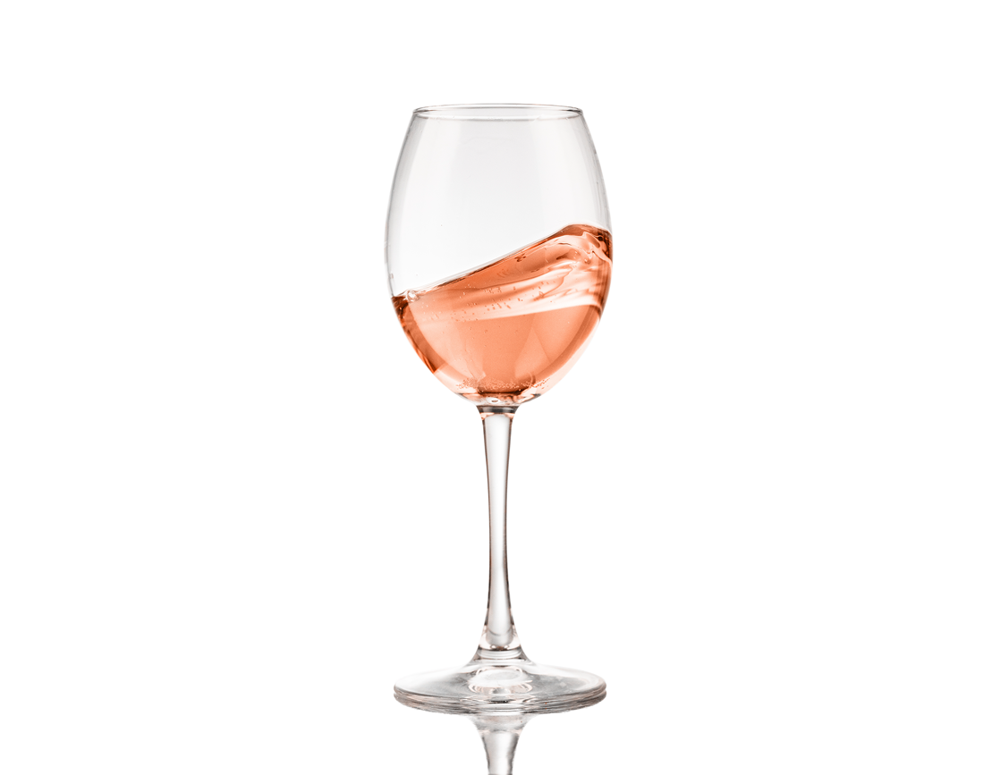 Ein Glas Roséwein, die Flüssigkeit wirbelt darin, weißer Hintergrund.