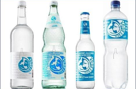 Vier Flaschen Tiza Agua Wasser. Unterschiedliche Größen und Formen mit blauen und weißen Etiketten.