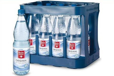 Ein Paket aus Glaswasserflaschen in einem blauen Plastikkoffer, wobei sich vorne eine einzelne Flasche befindet.