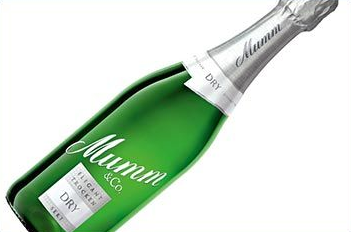 Grüne Flasche Mumm-Champagner, silberner Folienverschluss, Aufschrift „Dry“.
