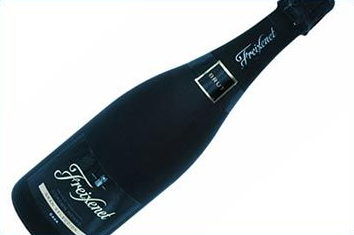 Freixenet Brut Sektflasche, schwarz mit goldenen Etiketten.