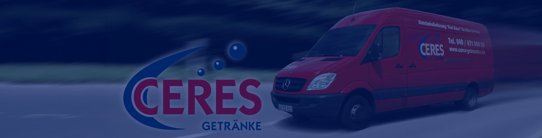 Ein roter Ceres Getränke-Lieferwagen fährt auf einer Straße; Logo mit blauen Wassertropfen.