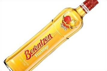 Flasche Berentzen Apfelschnaps, gelbe Flüssigkeit, Apfeletikett, roter Verschluss.