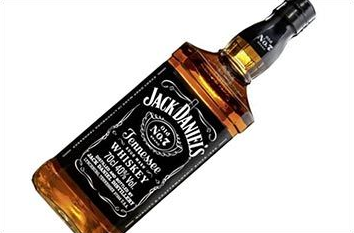 Flasche Jack Daniel's No. 7 Tennessee Whiskey, schwarzes Etikett, bernsteinfarbene Flüssigkeit