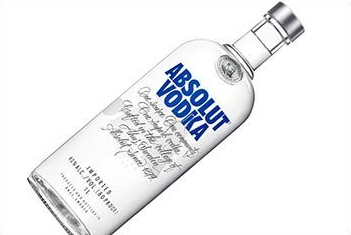 Flasche Absolut Vodka, weiß mit blauer Schrift.