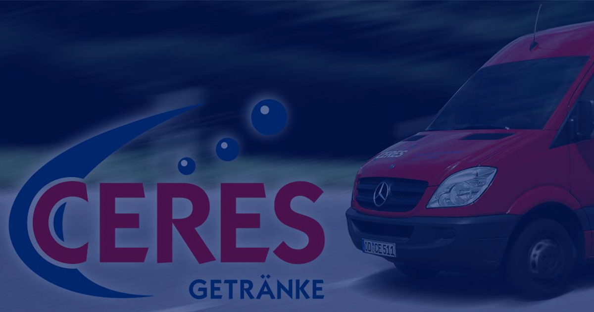 Ein roter Ceres Getränke-Lieferwagen fährt auf einer Straße; Logo mit blauen Wassertropfen.
