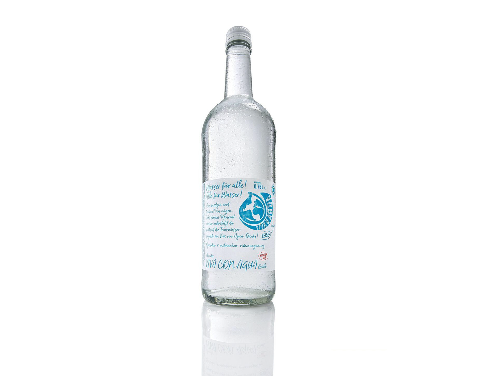 Klare Glasflasche mit blau-weißem Etikett, gefüllt mit klarer Flüssigkeit.