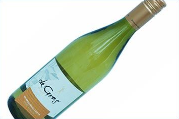 Flasche de Gras Chardonnay-Wein, hellgrünes Glas, goldener Verschluss und Etikett.