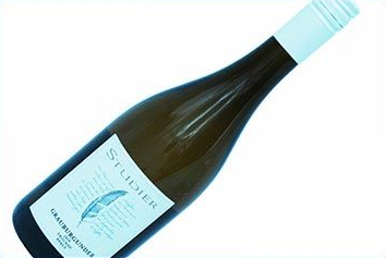 Flasche Studier Grauburgunder mit weißem Etikett und hellblauer Feder.