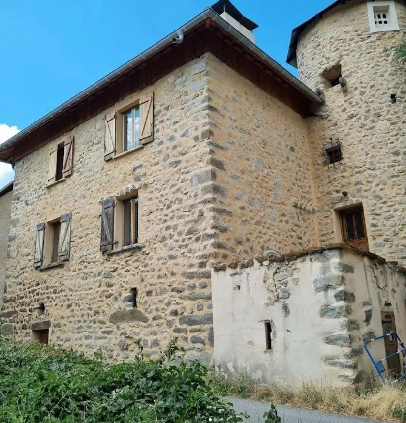 Rejointage des murs d'une façade à la chaux