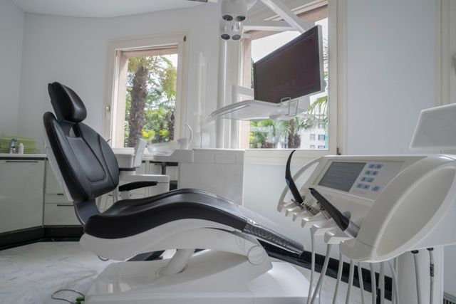 Radiografia panoramica che mostra i denti con l'apparecchio ortodontico.