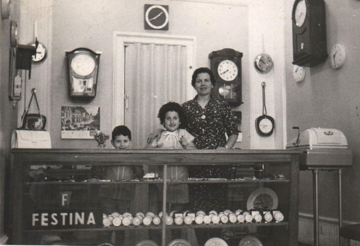 Una foto en blanco y negro de una tienda Festina.