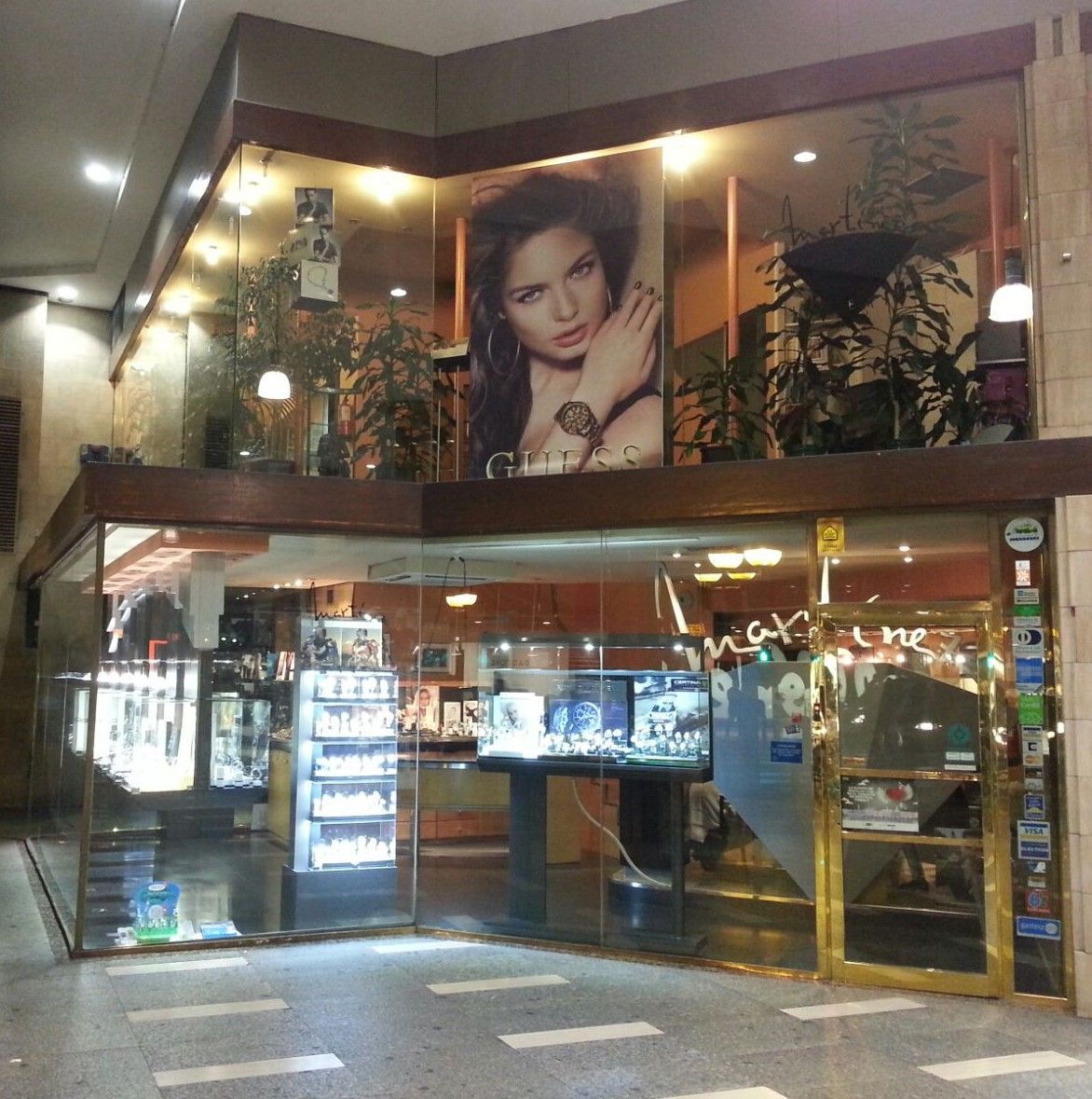 Una tienda con una foto de una mujer en la pared.