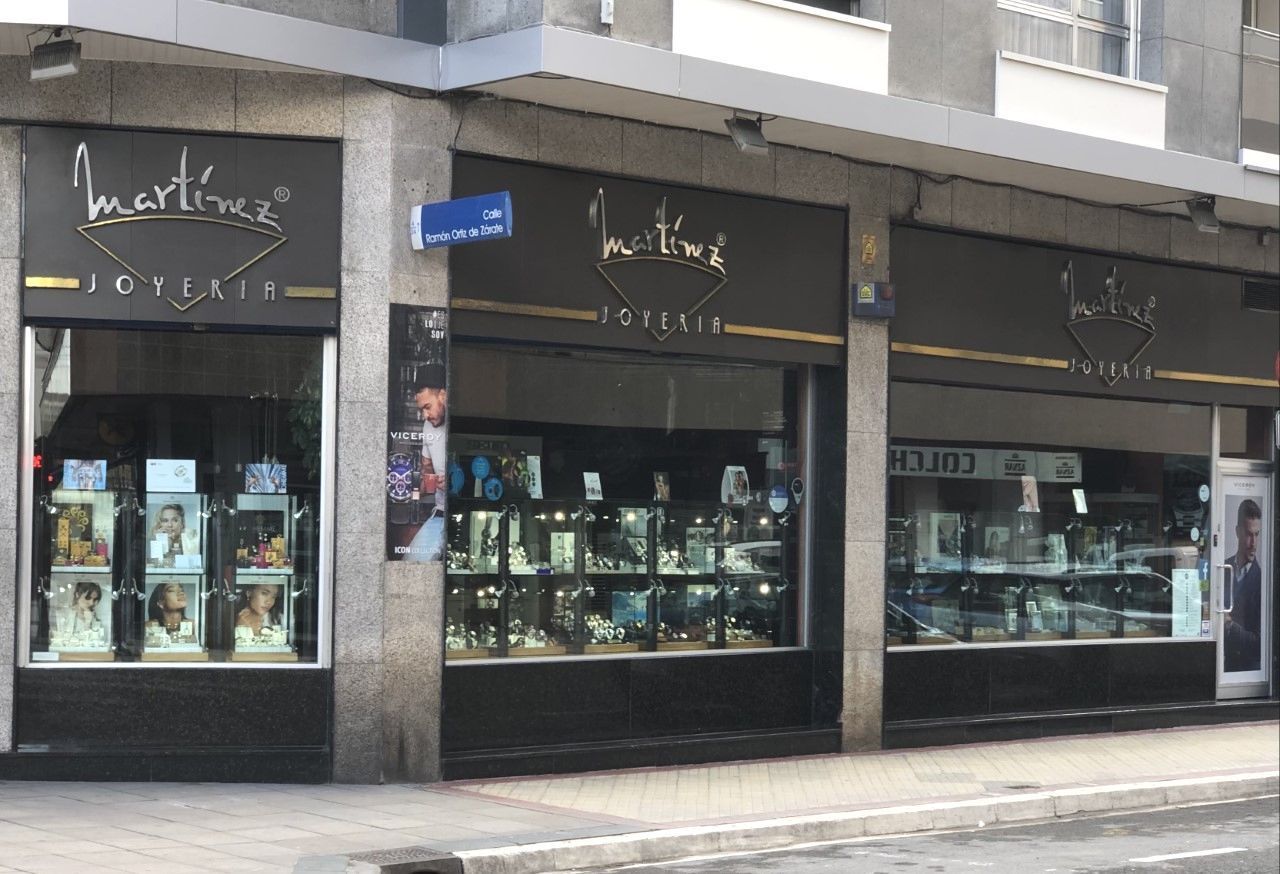 Un escaparate con un cartel que dice 'Martínez'.