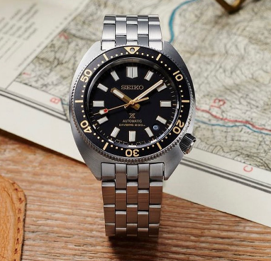 Un reloj Seiko está sobre un mapa.