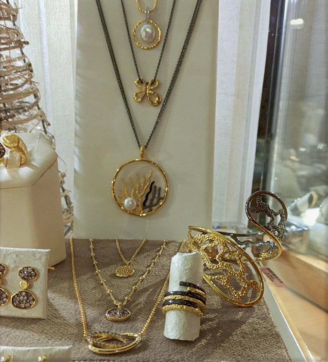 Una exhibición de joyas que incluye collares y anillos.