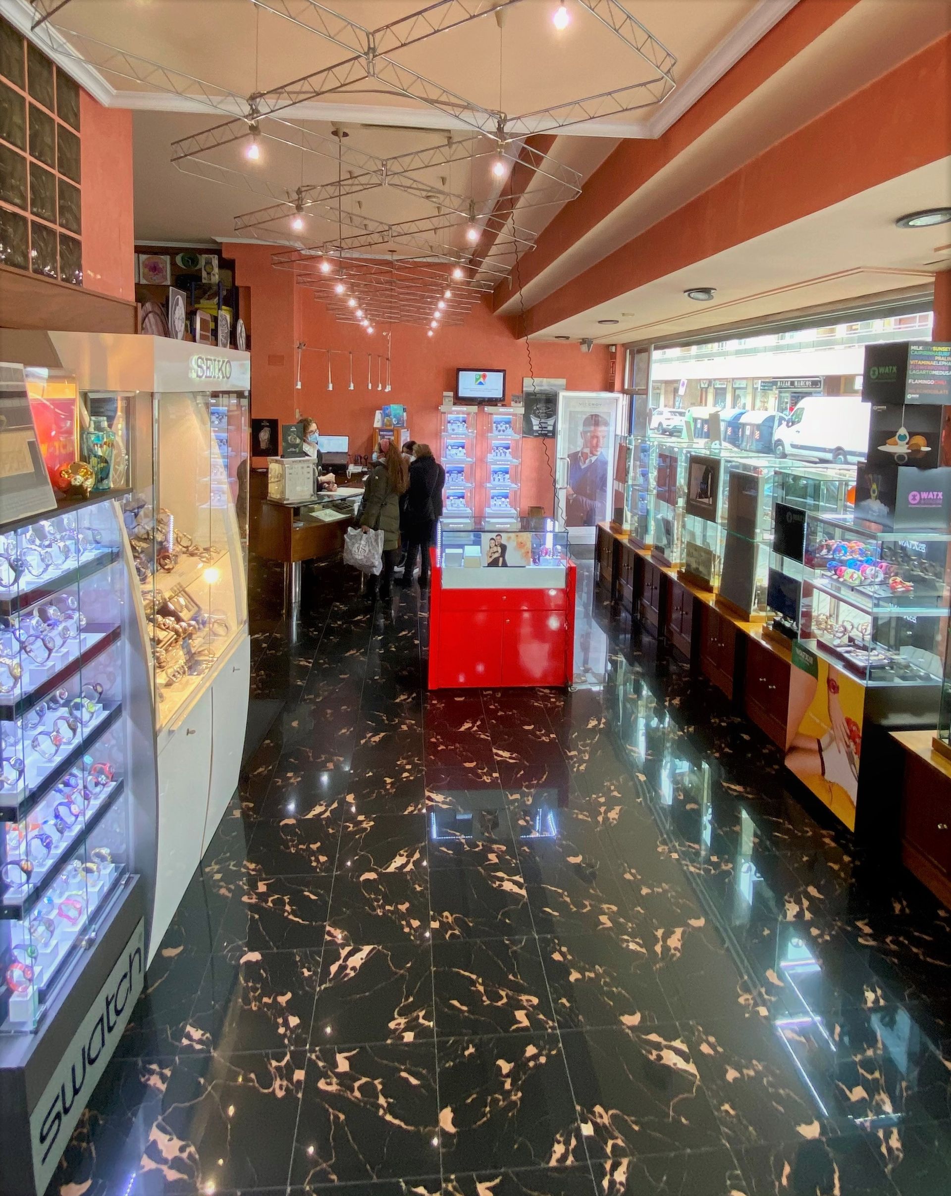 Una tienda llena de muchos relojes y gafas de sol.