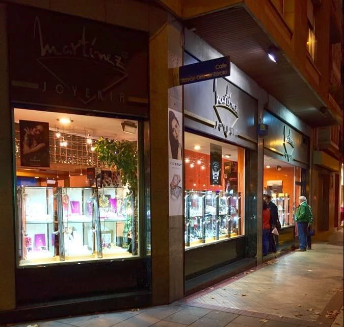 Un escaparate con un cartel que dice Martínez.
