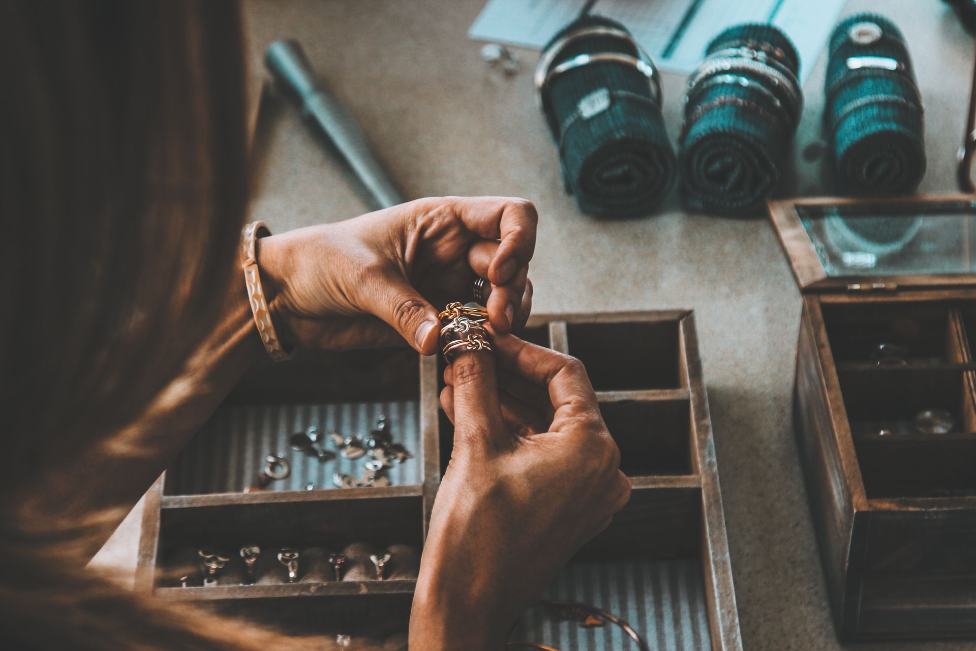 Una mujer está trabajando en un anillo en un joyero.