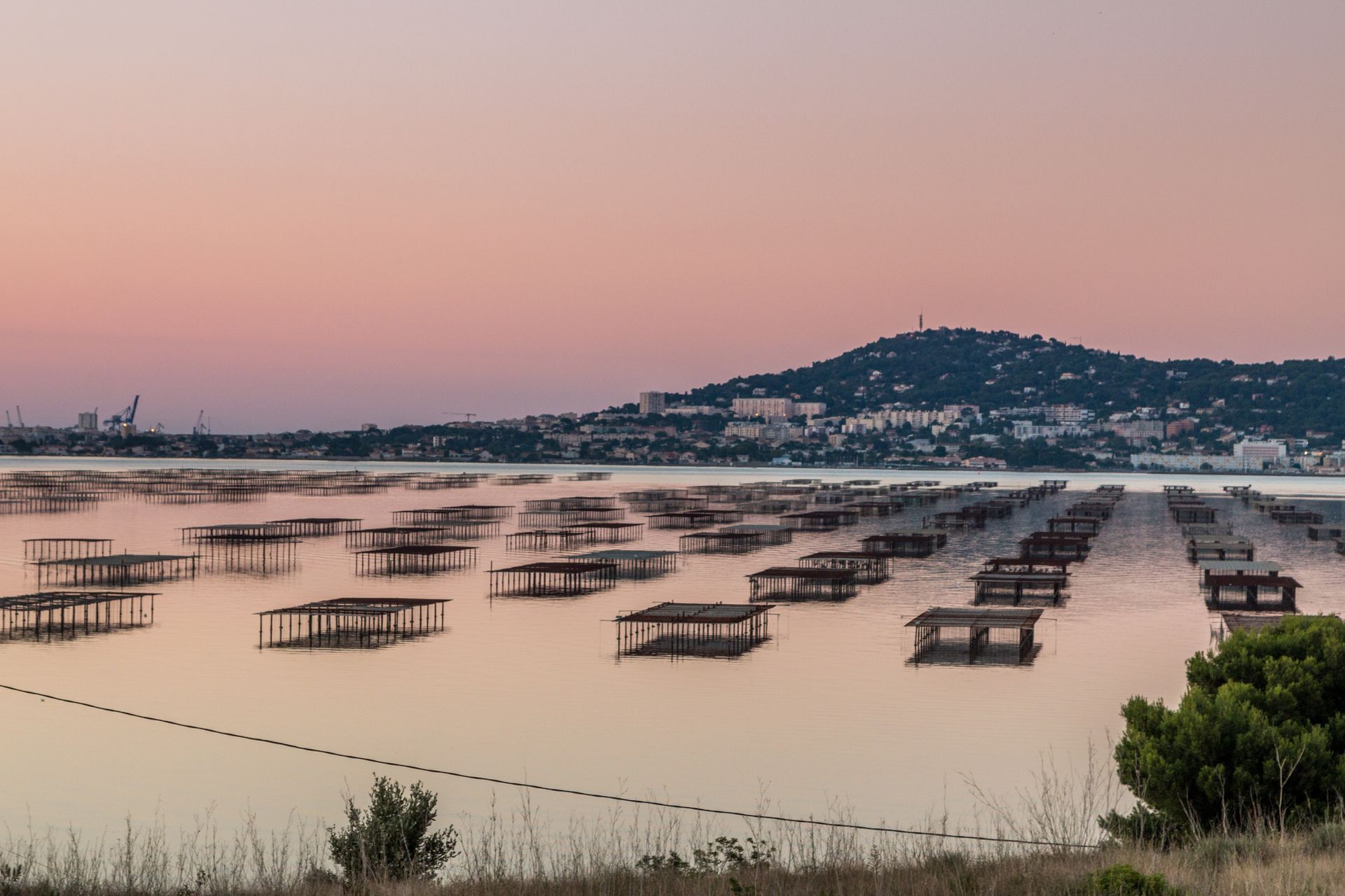 Vue sur Sète et les parcs à huîtres au coucher du soleil