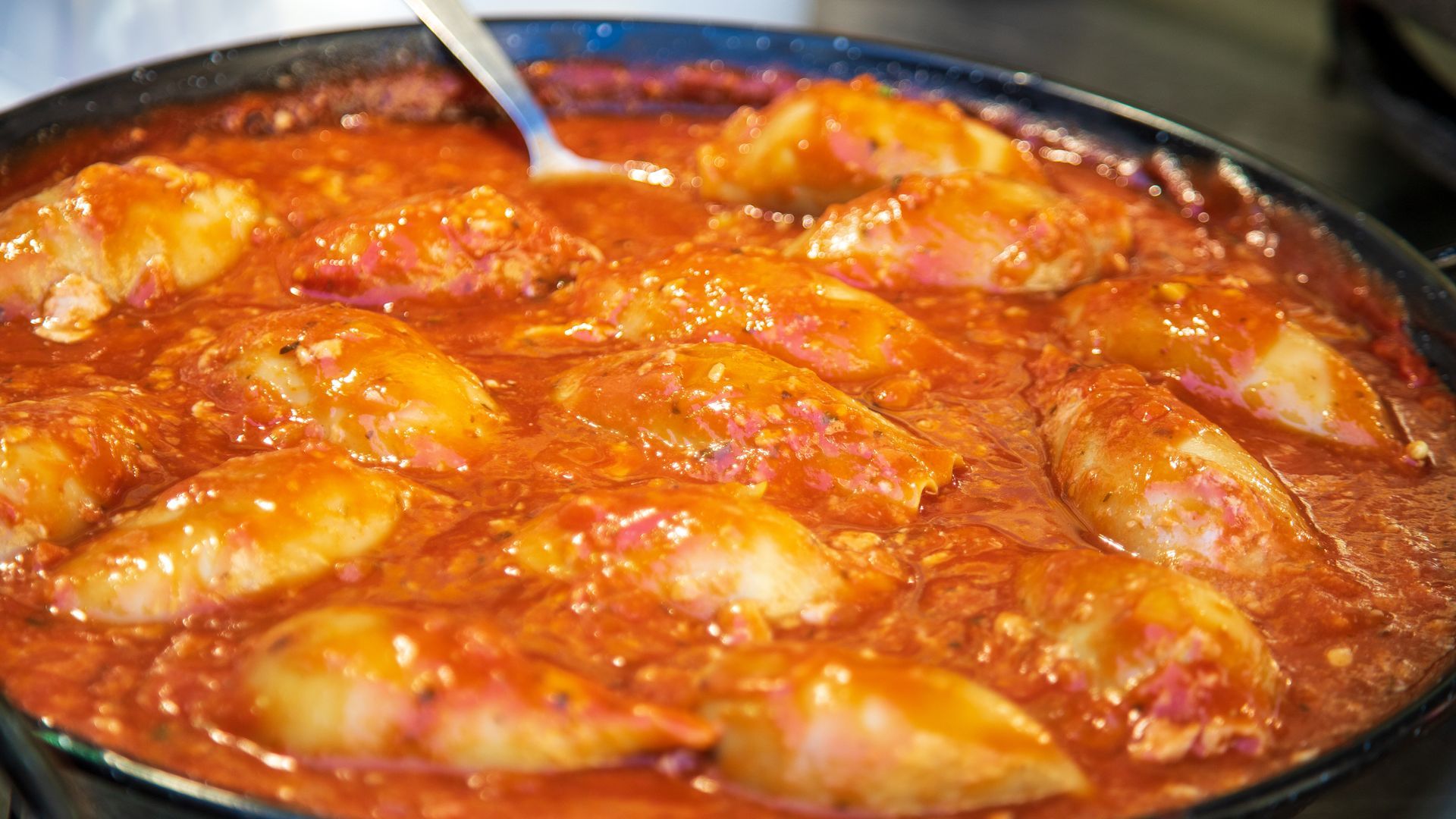 Encornets farcis en train de mijoter