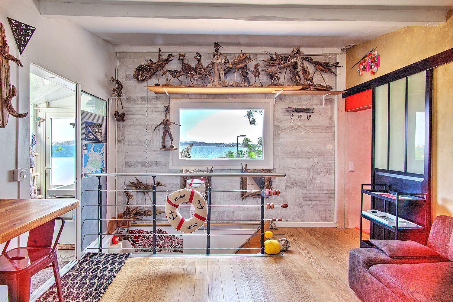 Pièce principale avec accès à l'escalier et fenêtre donnant sur la lagune